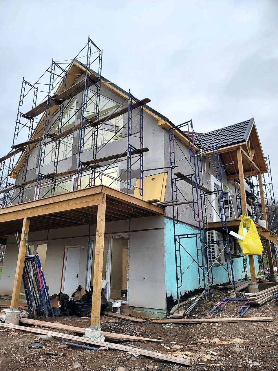 Residential stucco - Crew on scaffold, 2022.